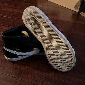 Black w/ white Nike Blazer sneakers great condition 🌸🌸🌸